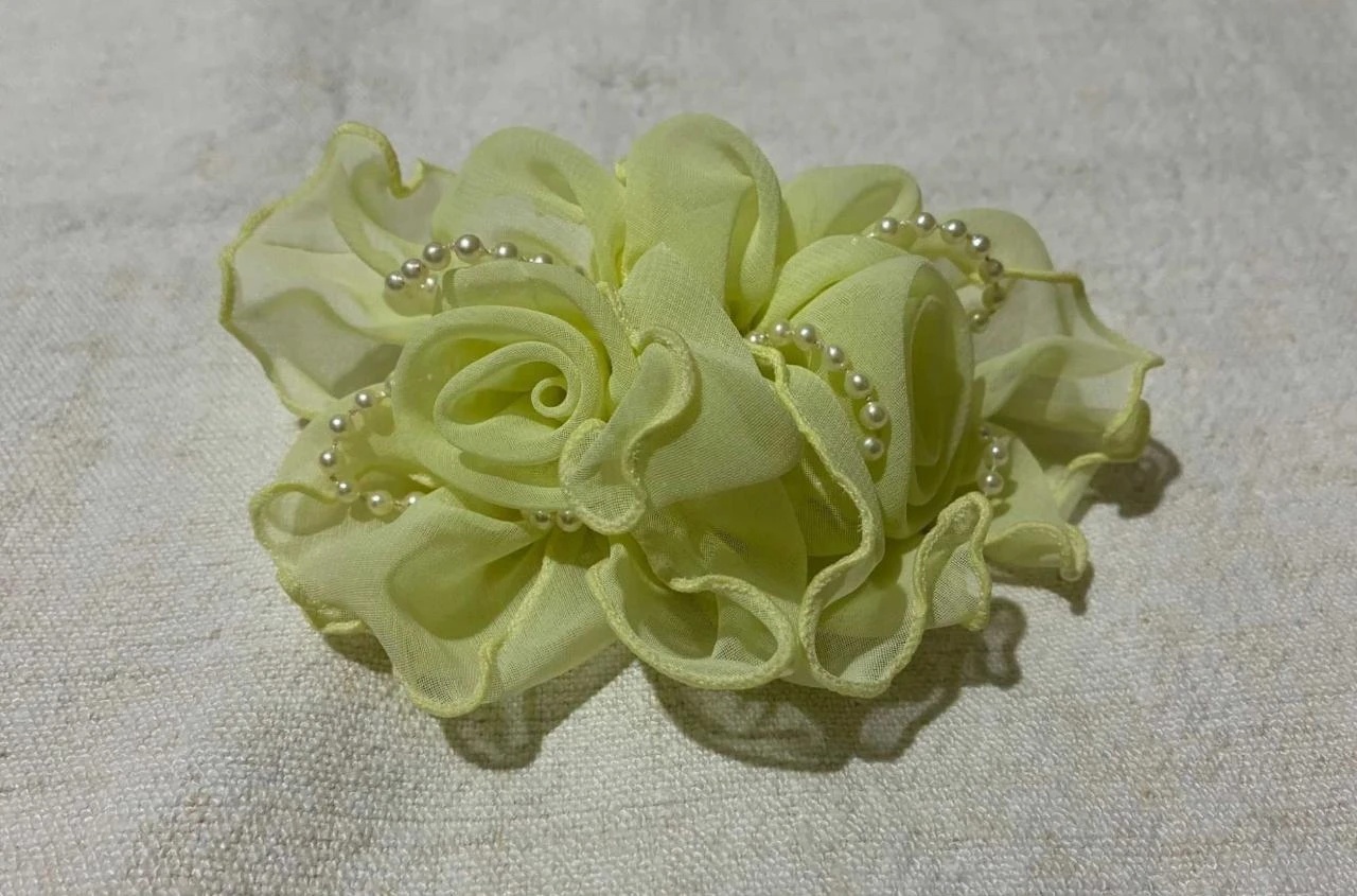 Pinza para el pelo vintage de gasa con flor y perlas – Pinza floral amarilla – photo 4